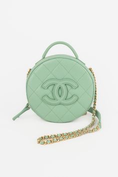 CHANEL -(Made in Italy) Petit sac en cuir caviar vert d'eau. Collection Printemps-Eté 2013. Numéro de série présent. Condition : Très bon état Dimensions : Diamètre : 16 cm - Anse : 13 cm / 120 cm Aqua Bag, Lady Dior Handbag, Dior Handbags, Handbag Wallet, Christian Lacroix, Head Accessories, Wallet Accessories, Fendi Bags, Lady Dior