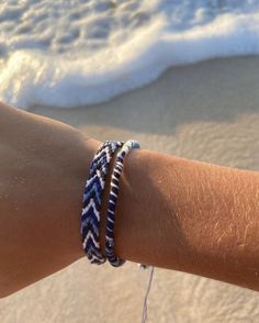 Boys Friendship Bracelets, Blue String Bracelets, Matching String Bracelets, Bracelet Combos, Brazilian Bracelet, Chevron Friendship Bracelets, Diy Bracelets With String, String Bracelet Patterns, Braided Bracelet Diy