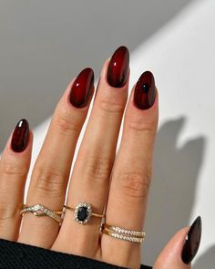 Descubre diseños de uñas elegantes que elevarán tu estilo. Halloween Colour Nails, Nail Aura Design, Aura Nails Fall Colors, Black And Red Aura Nails, White Spider Web Nails, Nail Inspo Aura, Fall Aura Nails, Subtle Halloween Nails, Red Aura Nails