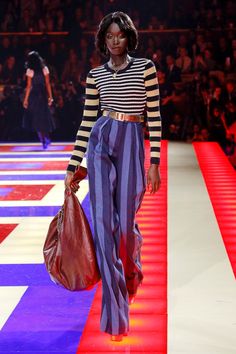 Tommy Hilfiger | Ready-to-Wear - Autumn 2019 | Look 52 Tommy Hilfiger Aesthetic, Culotte Outfit, How To Wear Culottes, Culottes Outfit, Tommy Hilfiger Fashion, Lux Fashion, Roller Disco, Women Fashion Edgy, Couture Mode