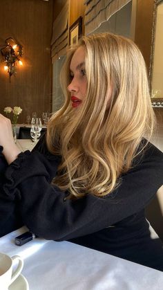 Gossip Aesthetic, Blond Beige, Winter Hair Trends, Blonde Hair Inspiration, Aesthetic Red, Hair Inspo Color, Winter Hairstyles, Dream Hair