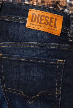 Realizzato in tessuto super elasticizzato, questo denim a lavaggio scuro offre grande comfort con stile. Questo denim deve essere lavato meno spesso per durare più a lungo ed è più sostenibile. Ha una chiusura a bottone con una cerniera. Con un look perfettamente pulito, questo denim skinny ha una gamba stretta dalla coscia alla caviglia. Blue For Men, Diesel Store, Blue Crafts, Dark Blue Jeans, Going Vegan, Dark Wash Denim, Fun Easy