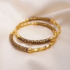 Bangal Designs In Gold, Bangle Designs Gold, Bangles Design Gold, Bangles Ideas, Dubai Gold Bangles, Gold Bracelet Bangle, Bangles Collection