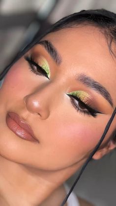 Green Soft Glam Makeup Black Women, Lime Green Dress Makeup, Makeup For Lime Green Dress, Green Inner Corner Eyeshadow, Emerald Green Eyeshadow Looks, Earth Day Makeup, Simple Green Eyeshadow, Light Green Makeup Looks, Green Makeup Looks Black Women