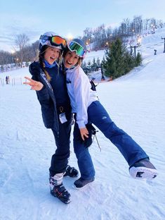 Colorado Skiing Aesthetic, Preppy Ski Outfits, Preppy Snowboarding, Ski Fits Aesthetic, Cute Skiing Pics, Ski Aesthetic Outfits, Preppy Winter Fits, Preppy Skiing