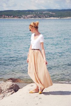 . Shirt With Skirt Outfit, Shirt With Long Skirt, Spring Maxi Skirt, Shirt With Skirt, Skirt Outfit Summer, Plain White T Shirt, Maxi Skirt Outfits, Cute Shirt, Skirt Outfit