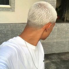 Blonde Buzz Cut Men, Buzzcut Color, Bleach Buzzcut, Mens Platinum Hair, Evan Rosier Aesthetic, White Hair Men, Evan Rosier, Short Bleached Hair