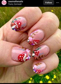 Mushroom Nail Designs Simple, Spring Mushroom Nails, Cottage Core Nail Art, Mushroom Almond Nails, Mushroom Manicure, Pink Mushroom Nails, Nail Designs Mushroom, Nerdy Nail Art, Nature Themed Nails