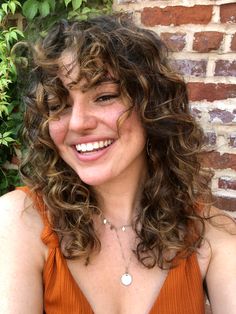 Curly Wolf Cut, The Butterfly Haircut, Butterfly Haircut, Dyed Curly Hair, Natural Hair Salons, Natural Hair Diy, All Face Shapes, Curly Hair Photos