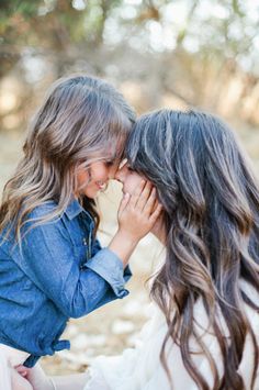 Mother-daughter pictures.                                                                                                                                                     More Mother Daughter Photography Poses, Mom Daughter Photography, Mommy Daughter Photography, Daughter Photo Ideas, Mommy Daughter Photos