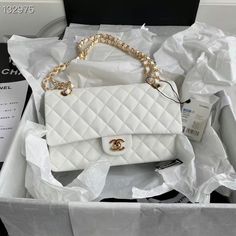 White Chanel Bag, Tas Bahu, Classic Flap Bag, Manama, Lv Bags, Classic Handbags, Chanel 2