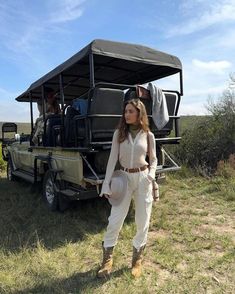 Elevate your safari experience with these casual and classy travel outfit essentials! Perfect for women traveling to South Africa, Tanzania, and Namibia, our guide features elegant and comfortable outfit ideas that are ideal for the wild, just like this safari outfit with white cargo pants, boots and a shirt. Zara Outfit Ideas, Cute Bummy Outfits, Casual Dinner Outfit Summer, Dinner Outfit Fall, Comfortable Travel Outfit, Chica Chola, Aesthetic Overalls, Dinner Outfit Casual, Pumpkin Stand