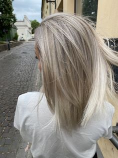 Medium Length Blonde Hairstyles, Blond Cenușiu, Medium Length Blonde Hair, Medium Length Blonde, Ash Blonde Hair Colour, Hairstyles 2024, Blonde Hairstyles, Knitting Tips