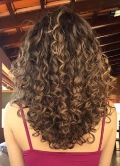 Long Layered Curly Hair, Dyed Curly Hair, Natural Curly Hair Cuts, Highlights Curly Hair, Layered Curly Hair, Brown Curly Hair, Curly Hair Photos, Colored Curly Hair, Haircuts For Curly Hair