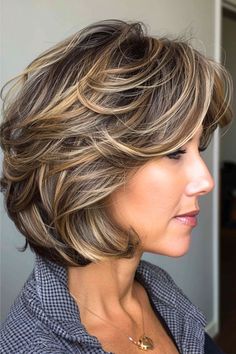 Medium To Short Layered Haircuts, Short Layered Haircuts Thick Hair, Short Highlighted Hairstyles, Hair Color For Women Over 50 Haircolor, Highlights For Hair, Haircut With Layers Medium, Balayage Hairstyles, Easy Hair Cuts