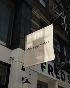 a sign on the side of a building that says new york northre and reads frieds