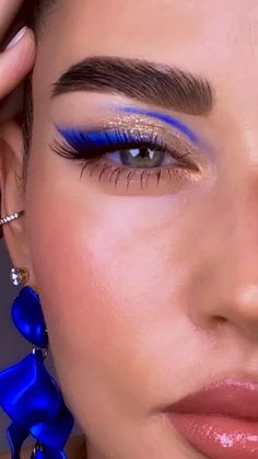 #makup#beuty Colorful Cat Eye Makeup, Bright Summer Makeup, Vibrant Eye Makeup, Blue Eyeliner Makeup Looks, Simple Colorful Makeup, Water Makeup Look, Blue Liner Makeup Look, Blue Mascara Looks, Electric Blue Makeup