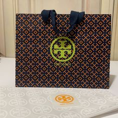 Packaging Ideas, Paper Gift Bags, Tory Burch Bag, Bag Packaging, Logo Sticker, Bag Set, Gift Giving, Staging, Paper Gifts