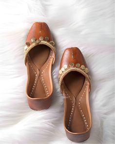 Urbanjutties 
Leather jutti
Punjabi jutti
Shoes 
Leather shoes 
Women's shoes 
Shoes fashion Khussa Designs, Pakistani Shoes, Elegant Footwear, Coin Anklet, Suits Outfits, Kids Dress Collection, Latest Model Blouse Designs, Fashion Shoes Sandals