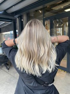 Full Head Highlights Dirty Blonde Hair, Mid Length Blonde Highlights, Baliage Hair Blond, Blonde Hair Inspo Mid Length, Cool Blonde Hair Color Pale Skin, Milky Blonde Balayage, Blonde Hair Bayalage, Cool Toned Blonde Highlights, Creamy Blonde Balayage