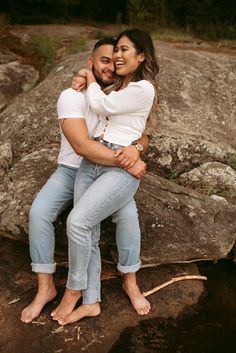 Denim And White Shirt Couple Photoshoot, Jean And White Shirt Engagement, Blue Jeans White Shirt Outfit Couples, Blue Jean White Shirt Couple Photoshoot, White Shirt And Jeans Outfit Photoshoot Couple, White Tshirt And Jeans Engagement Photos, Engagement Photos Jeans Casual, Jeans Couple Outfit, Simple Engagement Photos Casual