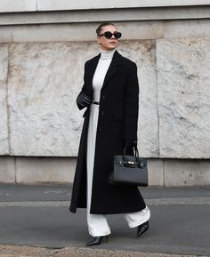 Belted Coat Outfit, Long Black Coat Outfit, Minimal Winter Outfit, Coat Outfits For Women, Uniqlo Trousers, Gilet Outfit, Long Black Trench Coat, Mango Boots, Black Coat Outfit