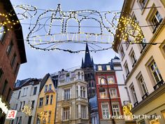 Tips for visiting the Aachen Christmas Market, one of the most charming in Germany. This guide also includes the top attractions in this historic town. Aachen Cathedral, Australia Itinerary, Giant Inflatable, Christmas Travel, Town Hall, Wyoming, Travel Fun