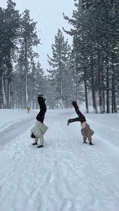 Instagram snow picture in Lake Tahoe doing cart wheels in the snow wearing north face snow pants Aesthetic Christmas Photos With Friends, Best Friend Winter Pictures, Christmas Photo Ideas With Friends, Ski Trip Aesthetic Friends, Winter Trip Aesthetic, Snow Trip Aesthetic, Snow Pictures Aesthetic, Winter Insta Pics, Ski With Friends