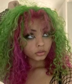 Pink And Green Hair Black Women, Pink And Green Hair Dye Ideas, Teal Curly Hair, Green Hair Inspiration, Dyed Hair Curly, Hair Color Ideas For Curly Hair, Green Natural Hair, Curly Colored Hair, Curly Hair Dye Ideas