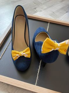 Shoe clips in the shape of fabric bows. They can be attached anywhere on the shoe, pumps, laces, etc. They do not mark the shoe. Sold in pairs of 2 knots. Clip On Bow For Shoes, Yellow Shoes, In Pairs, Fabric Bows, Oct 1, Shoe Clips, Favorite Jewelry, Brooch Pin, Clothing And Shoes