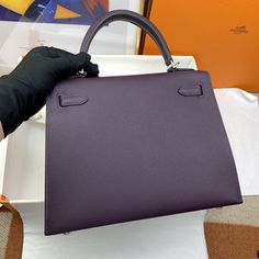 Description HRMS Kelly 25 Sellier Epsom Dark Purple Bag For Women, Handbags, Shoulder Bags 10in/25cm Rep 1:1 Hermès bags are considered the ultimate luxury item worldwide. Each piece is handcrafted with waitlists that can exceed a year or more. The streamlined and demure Kelly style is always in high demand, it is particularly lovely in this vibrant version with silver hardware. Epsom is textured with a wonderful grainy appearance. Epsom is soft to the hand and maintains the shape of the bag wel Kelly 25 Sellier, Hermes Kelly 25, Kelly 25, Hermes Kelly 28, Pop Color, Purple Bag, Stylish Handbags, Hermes Bags, Evening Clutch Bag