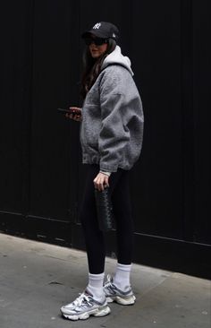 Athleisure Capsule Wardrobe, Athleisure Capsule, Summer Athleisure, Black Athleisure, Sporty Chic Outfits, Cute Gym Outfits, Winter Fashion Outfits Casual, Fashion Influencer