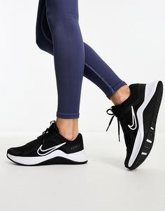 Nike Womens Running Shoes, Gym Sneakers Women, Gym Shoes For Women, Nike Women Sneakers, Black Tennis Shoes, Workout Sneakers, Nike Branding, Flip Flop Boots, Trainer Shoes