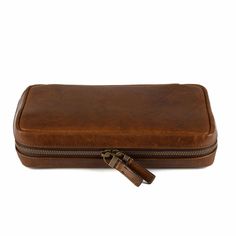 Kent Travel Kit in Baldwin Oak Image 1 Efficient Packing, Luxury Leather Bag, Leather Company, Bar Studs, Travel Kit, Stud Set, Travel Kits, Travel Pouch, Rustic Elegance