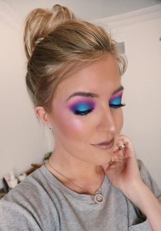 Colourful Makeup - find out how to create beautiful, bright yet wearable makeup looks. 5 easy ways to add colour to your eyeshadows, lipsticks and blush. Bright Makeup Looks, Makeup Colourful, Colourful Makeup, Essential Makeup Brushes, 80s Makeup, Bright Lipstick, Cute Eyeshadow Looks, Bright Makeup, Stem Challenge