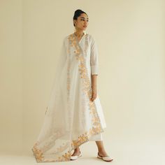 For the brides who want to go for something light and comfortable for thier haldi and mehendi ceremony, Here are some trending outfits to go for! #minimaloutfits #minimalhaldioutfit #minimalmehendioutfit #cottonoutfits #kurtis #palazzosuits #shararadesigns #cottonsharara #pakistanibride #cottonsuits #printedsuits #indowesternoutfits #cottonlehenga #lightbridalwear #cottonsaree Applique Kurta, Kurta Set For Women