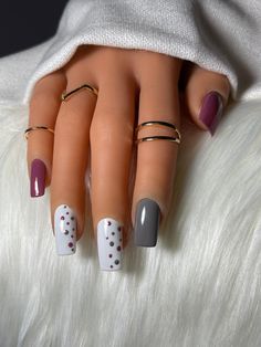 Dip Nails Ideas Wedding, Gray Gel Nail Designs, Nail Ideas For Long Fingers, Winter Nails Gray And White, Cute Nail Art For Small Nails, Trendy Acrylic Nail Designs Short Square, Grey Nail Designs Square, Gray And Pink Nails Acrylic, Purple And Gray Nails Design