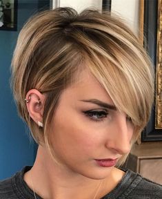 Long Bronde Pixie With Side Bangs Blond Pixie, Bob Style Haircuts, Kort Bob, Κούρεμα Bob, Layered Bob Haircuts, Caramel Blonde, Modern Haircuts, Layered Bob Hairstyles, Short Layered