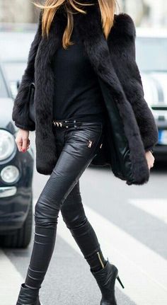 Street style: black fur coat jacket black leather pants | My Style Walking Down The Street, Rocker Girl, Black Leather Pants, Inspired Outfits, 가을 패션