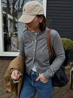 Ralph Lauren Hat Outfit, Black Trousers Outfit Casual Classy, Blundstone Fashion, Japan Hiking, Outfits With Grey Cardigan, Cap Outfits For Women, London Fits, European Fall, Stockholm Outfit