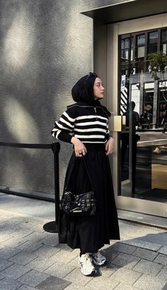 Ootd Mafia Wanita, Feminine Hijabi, Black Outfit Hijab, Minimalism Outfit, Hijabi Ootd, Ootd Couple, Hijab Fits, Outfit Ngampus