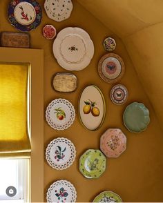 there are many plates hanging on the wall