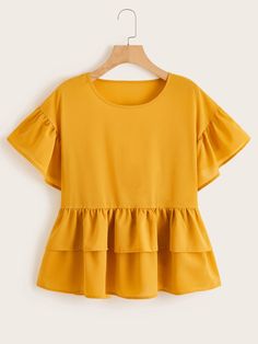 Blouse Outfit Casual, Cotton Tops Designs, Tiered Blouse, Blouse Casual Fashion, Frock Fashion, Fashion Tops Blouse, Trendy Fashion Tops, Hem Blouse, Stylish Dresses For Girls