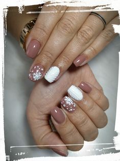 Nude Christmas Nails, Mama Nails, Christmas Present Nails, Christmas Nail Polish, Romantic Nails, Nails Nude, Studded Nails, Christmas Nails Acrylic