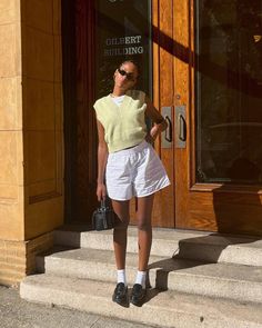 Stockholm Style Summer Fits, Summer Tom Boy Femme, Summer 24 Outfits, Casual Europe Outfits, Trouser Shorts Outfit, Unpolished Casual, French Girl Outfits, Estilo Rachel Green, College Ootd