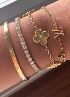 Xoxo Jewelry, Gold Bracelets Stacked, Dope Jewelry Accessories, Preppy Jewelry, Wrist Jewelry, Jewelry Essentials, Jewelry Fashion Trends