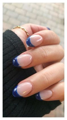 Captivate with the magnetic allure of cat eye nails! Perfect for adding a touch of mystery and sophistication to your summer look. Teen Nails, 00s Mode, Navy Nails, Spring Nail Designs, Basic Nails, Casual Nails