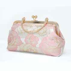 New to our Millennium collection, This beautiful romantic Light pink Shimmering Gold Rose FLORAL bridal clutch bag is made of very fine quality of fabric and metal and it comes with a long Detachable metal chain for your Big day! Dimensions- length oh the bag is 5.5 inches and width of the bag is 9 inches. Gold Metal chain about 44 inches long. ► ABOUT YOUR ORDER * All items are neatly packaged in our beautiful jewelry boxes and elegant organza bags. * All items are 100% gift-ready. * Each order comes with a personalized handwritten card and a branded Millennium Bride jewelry cloth. * Each order comes with a free gift. ► PERSONALIZTION * If your order is a gift, you may contact us with the recipient's name or a message, and we'll print a personalized card that will be elegantly packaged wi Elegant Pink Bag For Gift, Blush Rectangular Bag For Parties, Blush Rectangular Party Bag, Rectangular Blush Party Bag, Wedding Shoulder Bag With Detachable Strap, Elegant Pink Bag For Wedding Guest, Elegant Rectangular Cosmetic Bag With Detachable Handle, Elegant Pink Evening Bag For Events, Elegant Pink Pouch Evening Bag