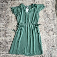 New With Tags Casual Flowy Midi Dress By H&m, Flowy Casual Midi Dress By H&m, H&m Green Midi Dress For Spring, H&m Green Dress For Brunch, Casual Short Sleeve Midi Dress By H&m, H&m Casual Brunch Dress, Casual Brunch Dress From H&m, Casual H&m Dress For Brunch, Casual Knee-length Midi Dress By H&m