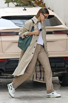 Mode Mantel, Minimalist Street Style, Looks Pinterest, Beige Trench Coat, Coat Outfits, Mode Inspo